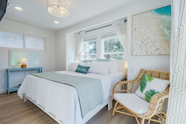 3 bedrooms, desk, iron/ironing board, travel crib