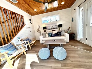 スマートテレビ、暖炉、書庫