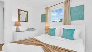 3 quartos, escrivaninha, ferros/tábuas de passar roupa