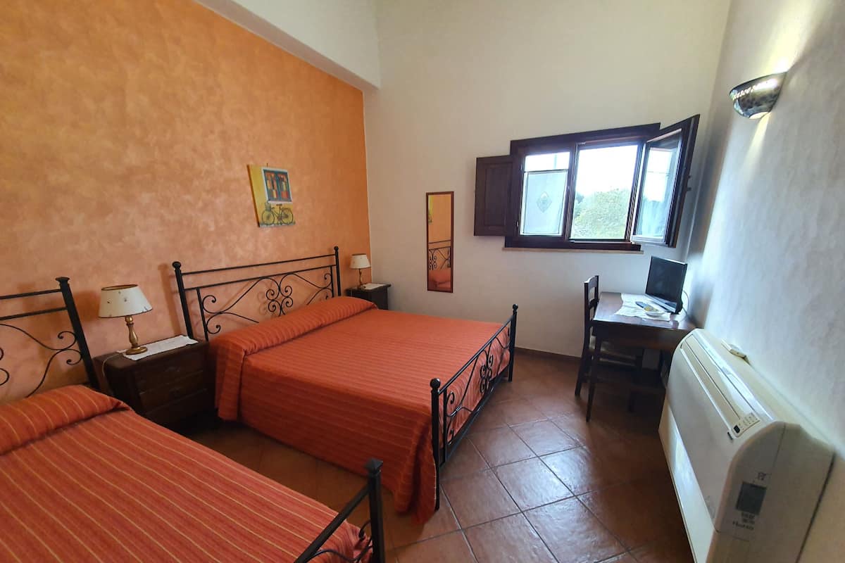 Habitación triple clásica, vistas al jardín | Wifi gratis