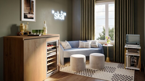 Een moderne woonkamer met een houten kast, een bank, poefs, een kamerkleed met dessin en een televisie op een meubel.