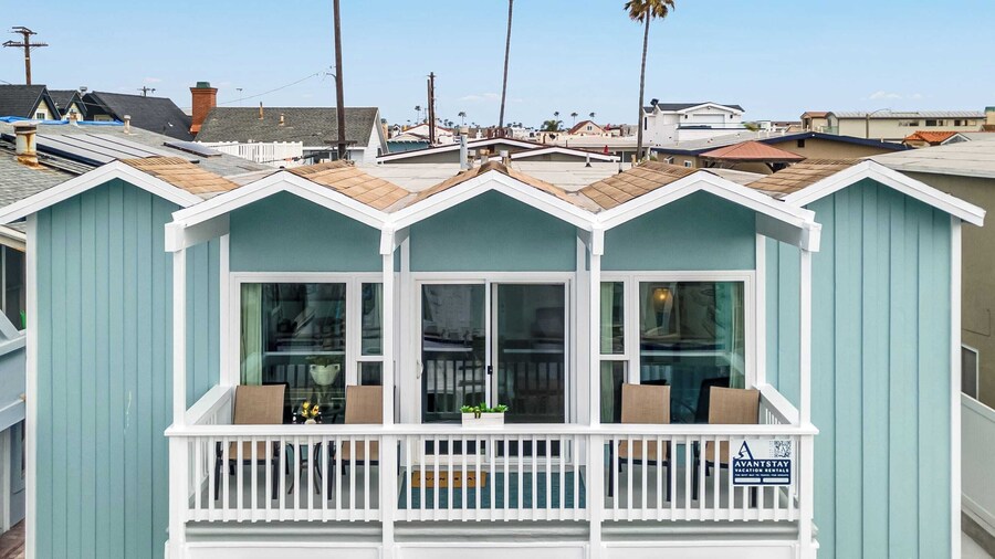Topside Newport Rooftop Balcony + Ocean Views + Walk to Pier, Marina Village