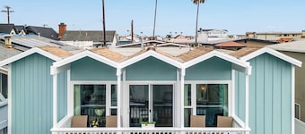 Topside Newport Rooftop Balcony + Ocean Views + Walk to Pier, Marina Village