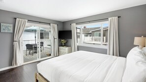 Interior - Topside Newport Rooftop Balcony + Ocean Views + Walk to Pier, Marina Village (Newport Beach)