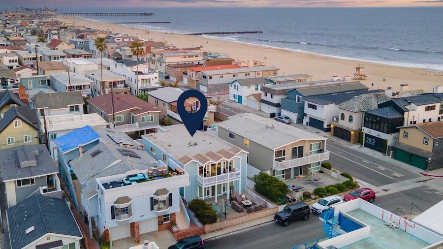 Topside Newport Rooftop Balcony + Ocean Views + Walk to Pier, Marina Village