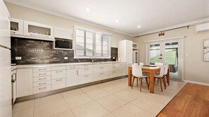 Micro-ondes, four, plaque de cuisson