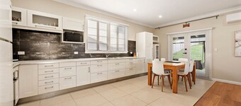 Coastal Cues at Caves Beach