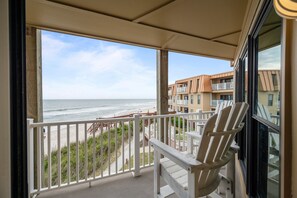 Property grounds - "Sea La Vie" – Oceanfront Family Retreat (North Topsail Beach)