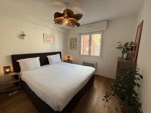 1 chambre, bureau, fer et planche à repasser, lit parapluie