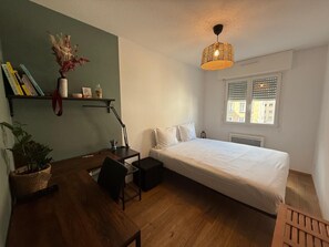 1 Schlafzimmer, Schreibtisch, Bügeleisen/Bügelbrett, Reisekinderbett