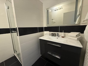 Dusche, Haartrockner, Handtücher