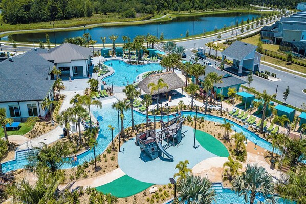 Una piscina al aire libre, una piscina climatizada