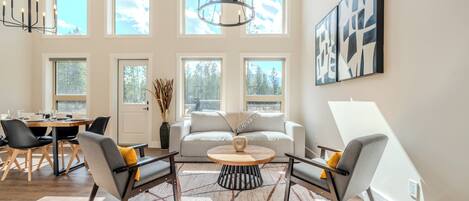 電視、足球機、書籍