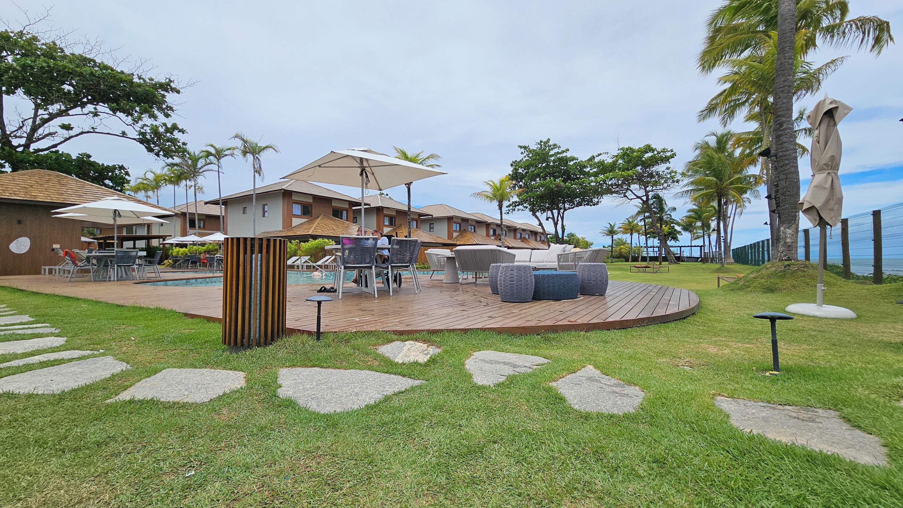 2 piscinas externas, guarda-sóis, espreguiçadeiras