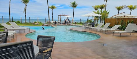 2 hồ bơi ngoài trời, dù/ô trên bãi biển/hồ bơi, ghế dài tắm nắng