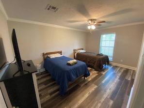 3 chambres, fer et planche à repasser, Wi-Fi, draps fournis