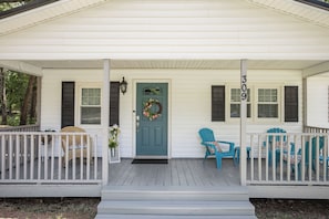 Exterior detail - Charming 2-bedroom house with King Bed, WiFi, AC, close to Clemson, large yard. (Easley)