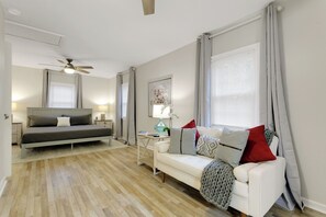 Room - Charming 2-bedroom house with King Bed, WiFi, AC, close to Clemson, large yard. (Easley)