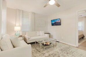 TV - Charming 2-bedroom house with King Bed, WiFi, AC, close to Clemson, large yard. (Easley)