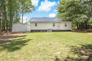 Exterior - Charming 2-bedroom house with King Bed, WiFi, AC, close to Clemson, large yard. (Easley)