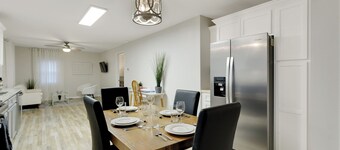 Charming 2-bedroom house with King Bed, WiFi, AC, close to Clemson, large yard.