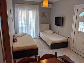 4 bedrooms, iron/ironing board, WiFi, bed sheets