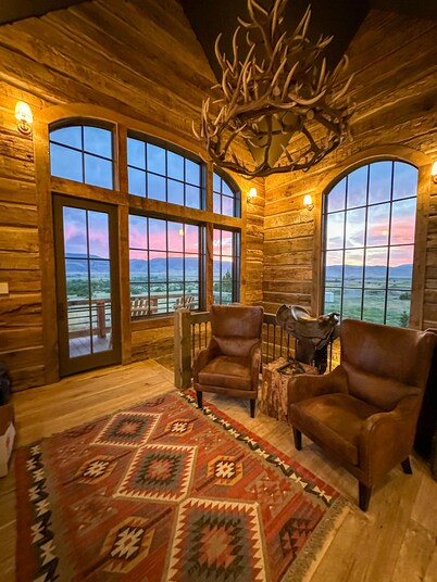 Rustic Luxury Barn Retreat in Pray, Montana – Family & Pet Friendly