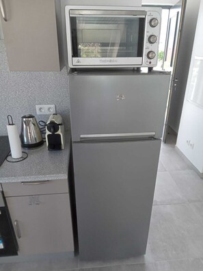 Frigorifero, forno, piano cottura, macchina per tè/caffè