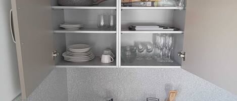 Fridge, oven, stovetop, coffee/tea maker