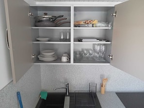 Réfrigérateur, four, plaque de cuisson, cafetière/bouilloire