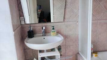 Doccia, asciugacapelli, bidet, asciugamani