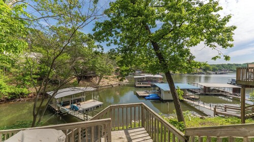 Family-Friendly Lakefront Home | 5 Bedrooms | Dock, Wi-Fi, Smart TVs, Grill