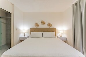 4 bedrooms, iron/ironing board, WiFi, bed sheets - Beachfront 4BR Hotel Zone in Cancun. (Cancún)