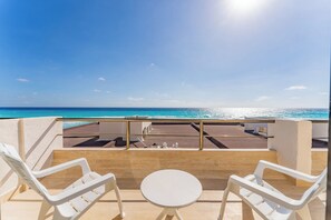 Property grounds - Beachfront 4BR Hotel Zone in Cancun. (Cancún)