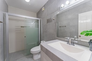 Shower, hair dryer, towels, soap - Beachfront 4BR Hotel Zone in Cancun. (Cancún)