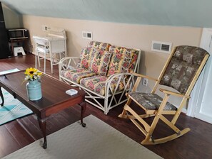 Smart TV - Cozy upstairs studio apartment in Historic Hilton Village in Newport News, VA (Newport News)