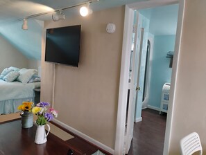 1 bedroom, desk, free WiFi, bed sheets - Cozy upstairs studio apartment in Historic Hilton Village in Newport News, VA (Newport News)