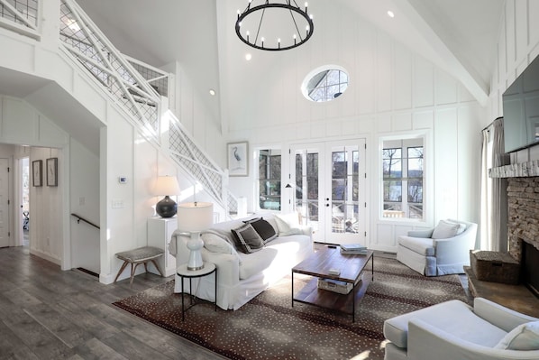 Casa família, vista para o lago | Área de estar | Smart TV, lareira