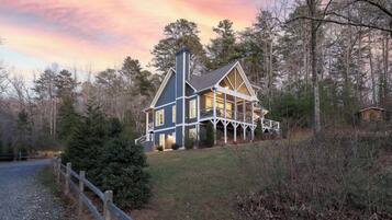 Family House, Lake View | Premium bedding, memory foam beds, travel crib, free WiFi