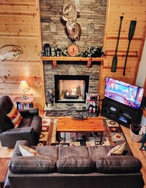 Smart-TV, Kamin, Tischfußball, Bücher