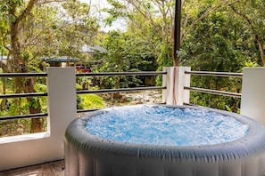 Bañera de hidromasaje al aire libre