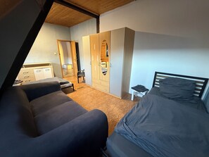 8 soverom, skrivebord, reiseseng for barn og wi-fi (inkludert)