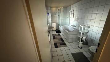 Douche, serviettes fournies, papier toilette