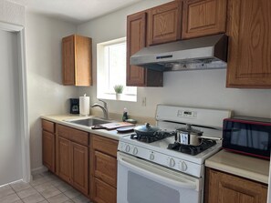 Refrigerador, microondas, parrilla de estufa y cafetera y tetera 