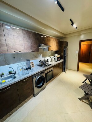 Geladeira, micro-ondas, fogão, cooktop