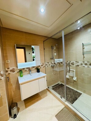 Secador de pelo, bidet, toallas, jabón