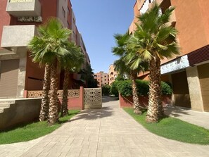 Property grounds - Luxury Apartment in Central Marrakech - Pool & Fast Wi-Fi (Marrakesh)