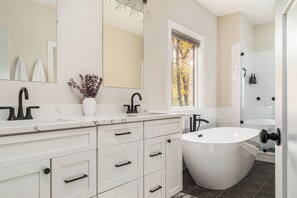 Hair dryer, towels, soap, toilet paper - 4BD Brand New - Modern & Spacious, Pet Friendly, Hot Tub, Mt View Retreat (Basye)