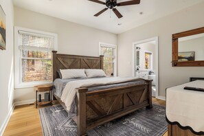 4 quartos, ferros/tábuas de passar roupa, roupa de cama