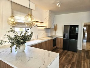 Kühlschrank, Ofen, Geschirrspüler, Wasserkocher mit Kaffee-/Teezubehör